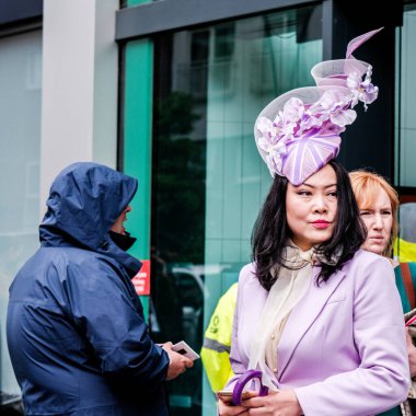 Epsom Surrey, Londra Birleşik Krallık, Haziran 04: 22, Leylak Ceket ve Saç Giyen Çekici Asyalı Kadın