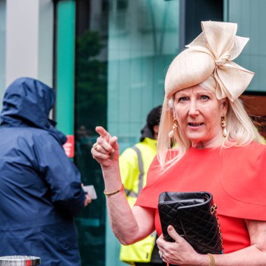 Epsom Surrey, Londra İngiltere, Haziran 04: 22, Çekici Yaşlı Kadın Pembe Elbise Giyiyor ve Moda Başlık Giyiyor