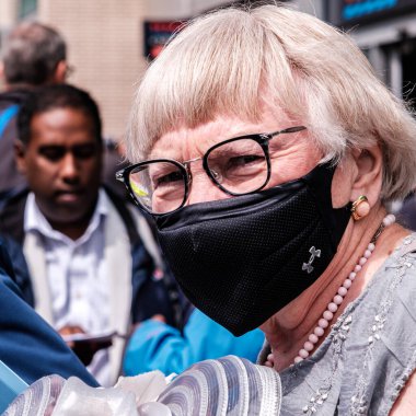 Epsom Surrey, Londra İngiltere, Haziran 04: 22, Gözlüklü Yaşlı Kadın ve Koruyucu Aşk Maskesi Giyiyor