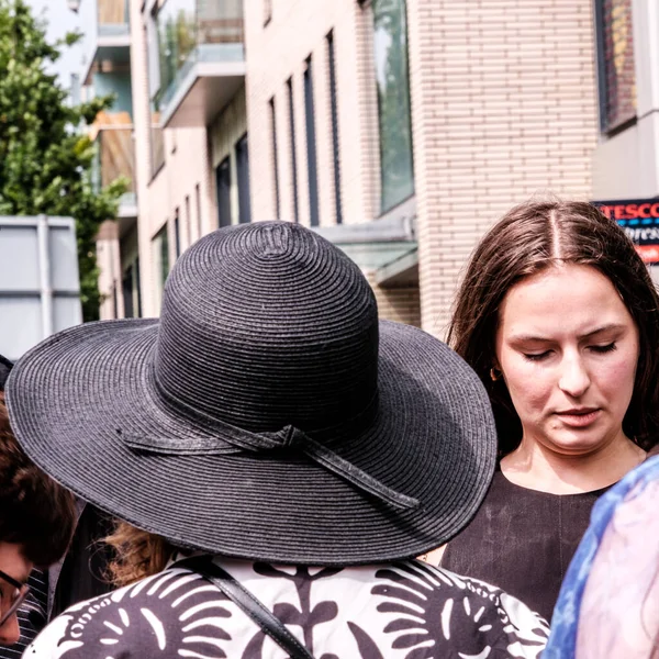 Epsom Surrey, Londra Birleşik Krallık, Haziran 04: 22, Kameraya Geri Dönen Kadın Geniş Rim Siyah Şapkalı ve desenli Ceketli