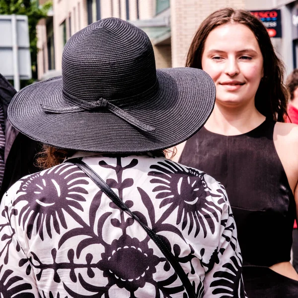 Epsom Surrey, Londra Birleşik Krallık, Haziran 04: 22, Kameraya Geri Dönen Kadın Geniş Rim Siyah Şapkalı ve desenli Ceketli