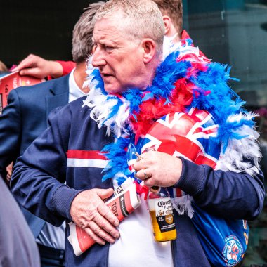 Epsom Surrey, Londra Birleşik Krallık, Haziran 04: 22, Vatansever Birliği 'nden Kıdemli Adam Flas Bowler Şapka Şişe Birası