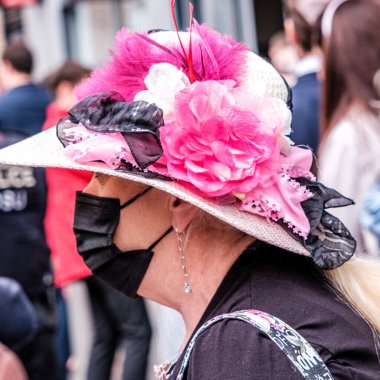 Epsom Surrey, Londra Birleşik Krallık, Haziran 04: 22, Pembe Şapkalı ve Koruyucu Yüz Maskeli Kadın veya Cazoo Derbi Festivali