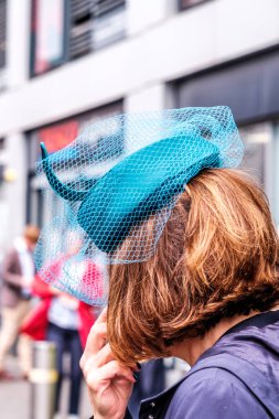 Epsom Surrey, Londra Birleşik Krallık, Haziran 04: 22, Turkuaz Büyüleyici Şapkalı Kapalı Kadın