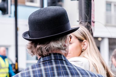 Epsom Surrey, Londra Birleşik Krallık, Haziran 04: 22, Geleneksel Siyah melon şapkalı adam ve komik parlak ceket