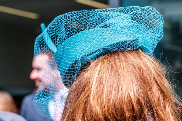Epsom Surrey, Londra Birleşik Krallık, Haziran 04: 22, Turkuaz Büyüleyici Şapkalı Kapalı Kadın