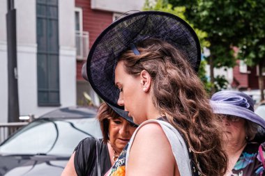 Epsom Surrey, Londra, 4 Haziran 2022, Siyah Fabrikalı Uzun Kahverengi Saçlı Güzel Kadın