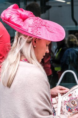 Epsom Surrey, Londra, 4 Haziran 2022, Büyük Büyüleyici Şapka ve Omuz Giyen Güzel Kadın