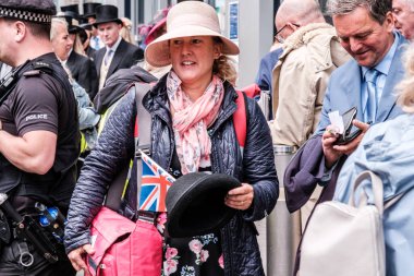 Epsom Surrey, Londra Birleşik Krallık, Haziran 04: 22, Black Bowler Şapka ve Sendika Taşıyan Kadın Jack Britsh Bayrağı Epsom Derbisine