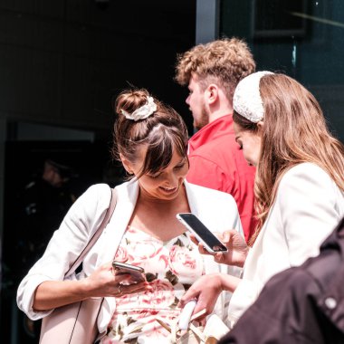 Epsom Surrey, Londra Birleşik Krallık, Haziran 04: 22, Gülümseyen İki Mutlu Genç Kadın Cep Telefonu