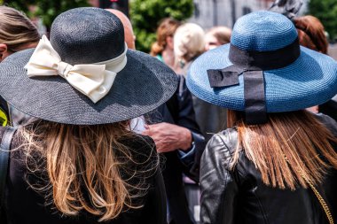 Epsom Surrey, Londra Birleşik Krallık, Haziran 04: 22, Büyük Mavi çerçeveli iki kadın Uzun Kahverengi Saçlı Şapkalar Geri Dönüyor