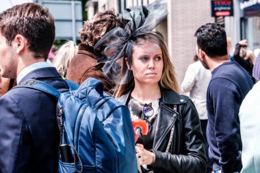 Epsom Surrey, Londra İngiltere, Haziran 04: 22, Güzel Trendi Genç Kadın Kalabalık Sokakta Tek Başına Duruyor