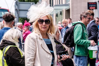 Epsom Surrey, Londra Birleşik Krallık, Haziran 04: 22 Kalabalık bir sokakta Tek Başına Duran Kadın Yüzü ve Güneş Gözlüğü Giyiyor