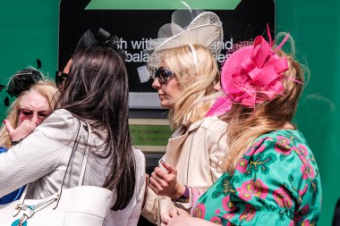 Epsom Surrey, Londra İngiltere, Haziran 04 2022, Renkli Fascinator Şapka Giyen Dört Moda Kadını