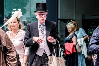 Epsom Surrey, Londra Birleşik Krallık, Haziran 04: 22, Geleneksel Sabah Takım Elbisesi Giyen Yaşlı Adam ve Siyah Şapka