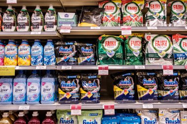 Epsom Surrey, Londra İngiltere, 10 Haziran 2022, Süpermarket raf Perisi ve Bulaşık Tabletlerini Bitir