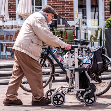 Epsom Surrey, Londra İngiltere, 10 Haziran 2022, Yürüyen Çerçeve Kullanan Yaşlı Adam