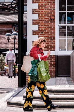 Epsom Surrey, Londra İngiltere, 10 Haziran 2022, Renkli Çiçek Pantolon Giyen Kadın Yalnız Yürüyor