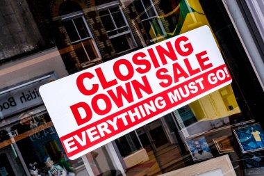 Dorking Surrey Hills UK, Temmuz 06 2022, High Street Perakende Dükkanı Kriz Kapanışı Satışı