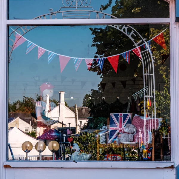 Dorking Surrey Hills July 2022 Colourful Reflection Shop Window People —  Fotos de Stock