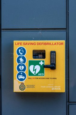 Dorking Surrey Hills Londra 24 Temmuz 2022, Hayat Kurtarma Defibrilatörü Equipement