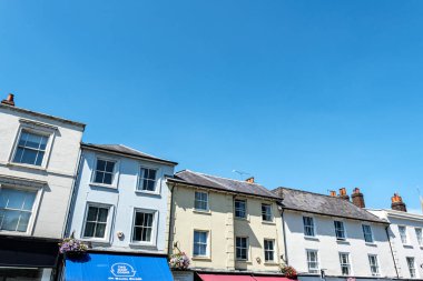 Dorking, Surrey Hills, London UK, July 07 2022, A Row Or Line Of Traditional Town Centre Residential Buildings Against A Blue Sky