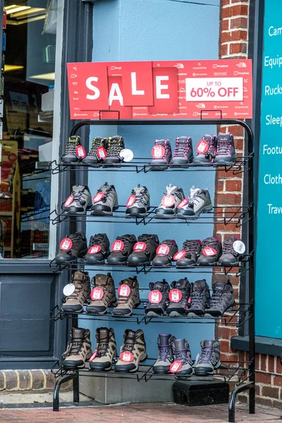 Dorking Surrey Hills London August 2022 Sale Sign Oudoor Shoe — 스톡 사진