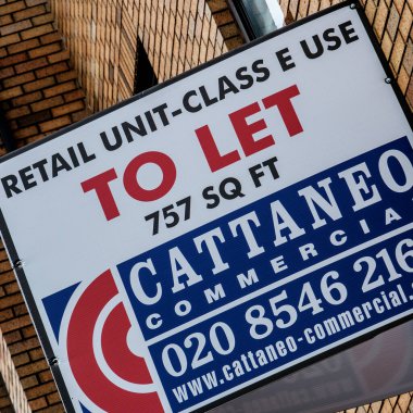 Kingston-Upon-Thames, London, UK, August 29 2022, Estate Agent To Let Sign For An Empty High Street Commercial Property