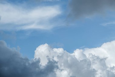 Bulutlar Birleşik Krallık 'ta Güzel Soyut Hava Bulutu Oluşturuyor