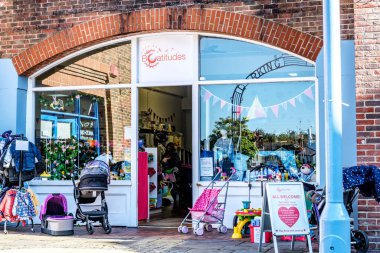 Dorking Surrey Hills UK, 08 Ekim 2022, Çocuk Yardım Dükkanı Penceresi ve İnsansız Giriş