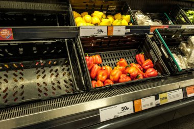 Dorking Surrey Hills UK, Ekim 08 2022, Süpermarket rafı İnsansız Taze Sebzeler