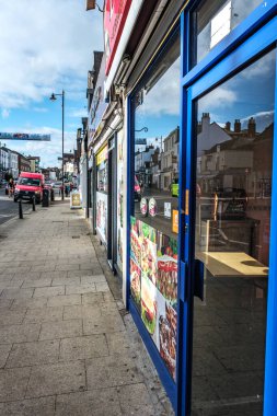 Dorking, Surrey Hills, İngiltere, 15 Ekim 2022, High Street Shops with No People