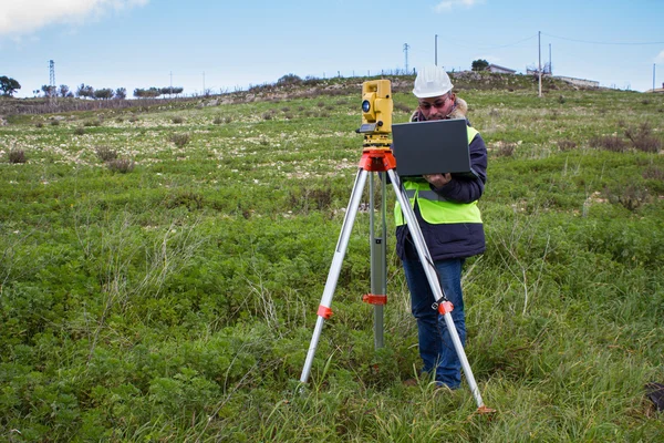 teodolit ile mühendis