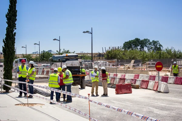 Des hommes pour travailler dans la cour — Photo