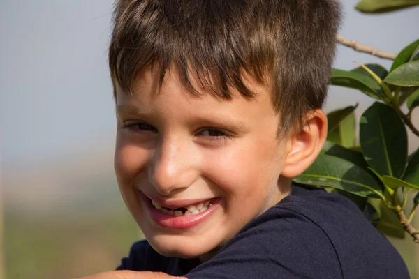 Bambino sorridente senza denti — Foto Stock