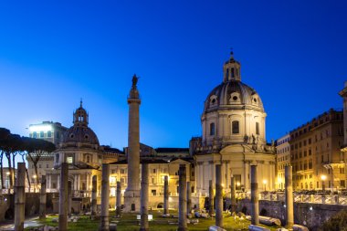 Roma, gün batımında bazilika ulpia ve trajan s sütun