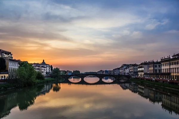 Tramonto di Firenze sul ponte Carraja — Foto Stock