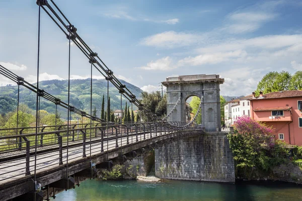 Тоскана, Цепной мост в Баньи ди Лукка — стоковое фото