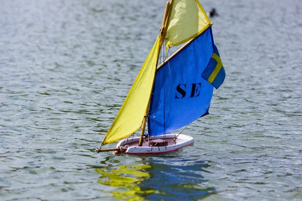 Zeilboot in miniatuur — Stockfoto