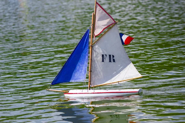 Zeilboot in miniatuur — Stockfoto