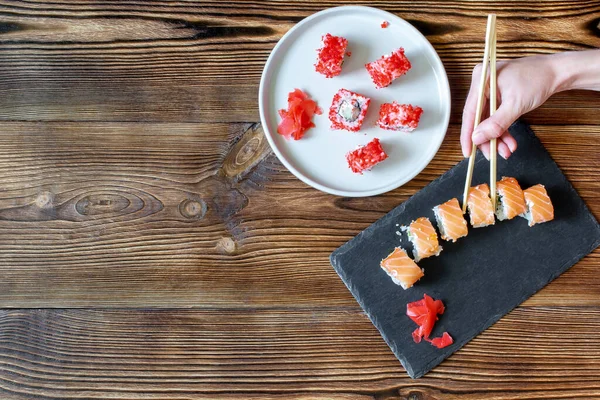 Mani Donna Possesso Rotoli Sushi Pesce Con Salmone Caviale Rosso — Foto Stock