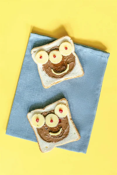 Drôle Visage Monstre Sur Pain Grillé Sandwich Halloween Avec Beurre — Photo