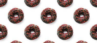 Beyaz arka planda kırmızı jöleli siyah çörekler. Tatlı, düz ve leziz. Çikolatalı çörek afişi..