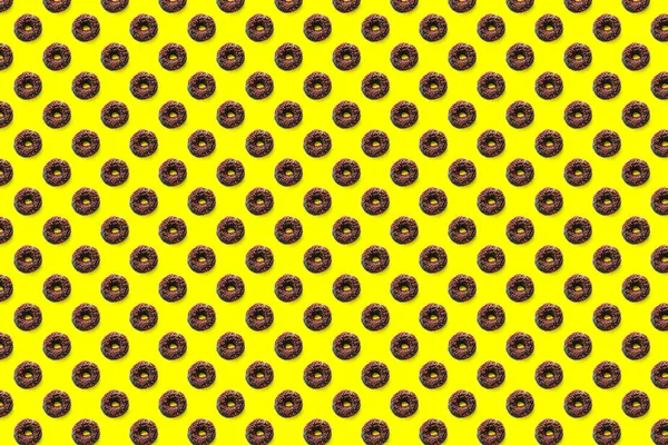 Donuts Pretos Com Esmalte Vermelho Fundo Amarelo Sem Costura Vista — Fotografia de Stock