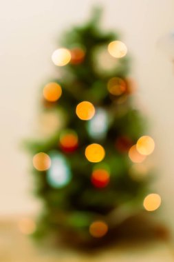 Noel ağacını toplar, kar taneleri, şeker kamışları, ışık çelenkleri, şenlikli dekorlarla süslemek. Xmas, yeni yıl süslemeleri. kış tatili konsepti. Bulanık seçili odak dağıtılmış bokeh