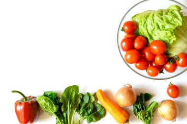 Bir kase organik ve biyo taze sebze domates, biber, havuç fotokopi alanı olan beyaz arka plan masasında duruyor. Sağlıklı doğal olgun sebze konsepti. Salata malzemeleri..