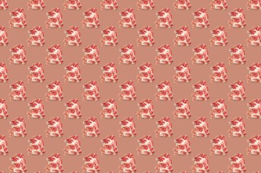 Pembe arka planda çiğ domuz eti dilimleri ve bifteklerle kusursuz yemek kalıpları. Üst Manzara. Yemekler düzdü..