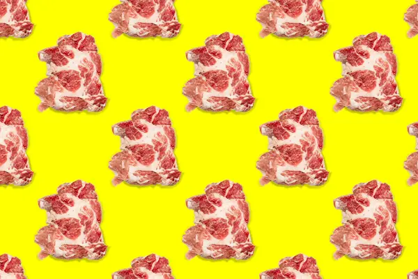 Płynny Wzór Żywności Surowych Plasterków Mięsa Wieprzowego Żółtym Tle Steki — Zdjęcie stockowe