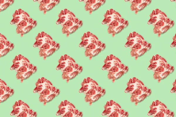 Απρόσκοπτη Μοτίβο Τροφίμων Ακατέργαστο Χοιρινό Κρέας Φέτες Πράσινο Φόντο Μπριζόλες — Φωτογραφία Αρχείου