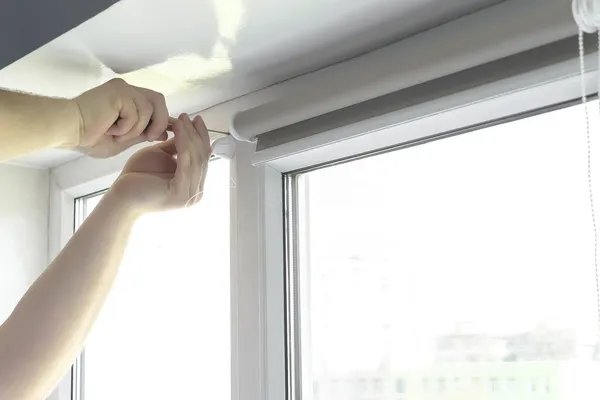 Muž dělník ruce montáž montážní držák na rolety, stínítka, na plastové okenní zástěny doma šroubovákem, zblízka s kopírovacím prostorem — Stock fotografie